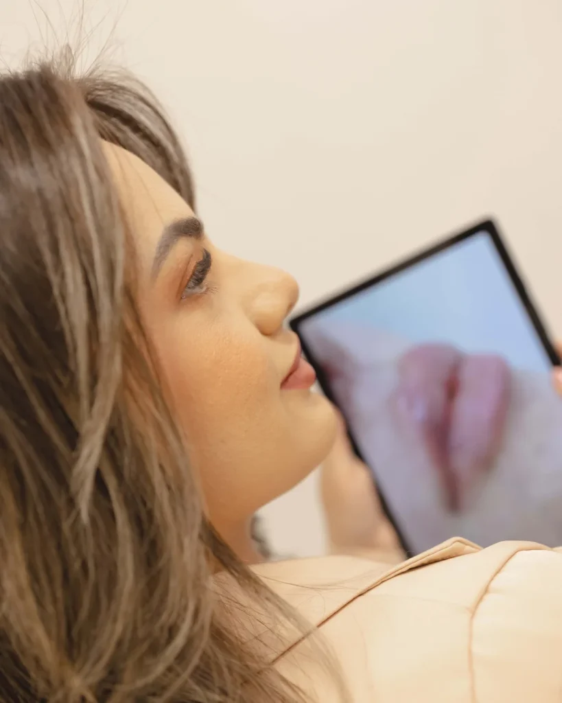 Paciente acompanhando o planejamento labial no tablet