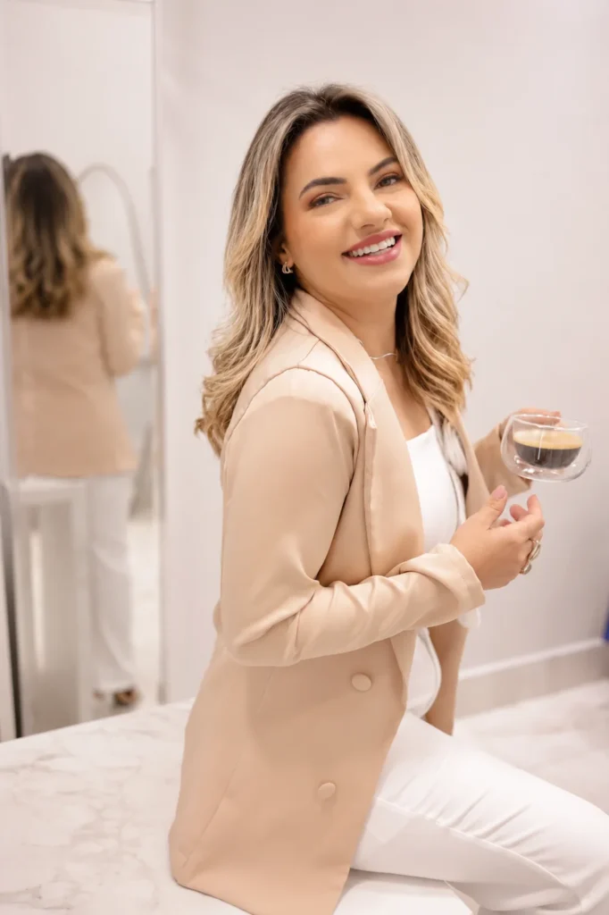 Dra. Isabella Aquino no ambiente da clínica