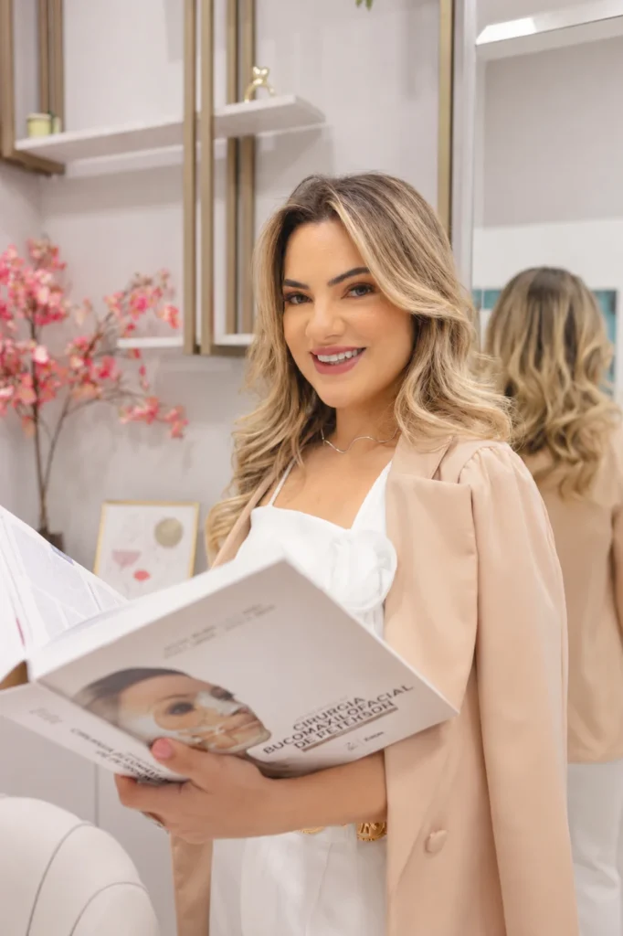 Dra. Isabella Aquino estudando no ambiente da clínica